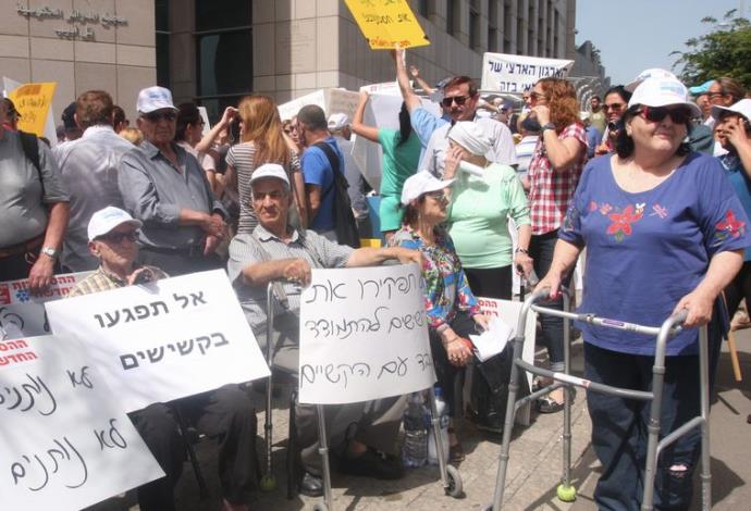 הפגנה למען הקשישים בירושלים (צילום:  פלאש 90)