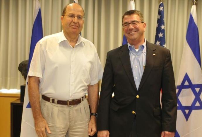 שר הביטחון משה בוגי יעלון ומזכיר ההגנה האמריקאי אשטון קרטר (צילום:  אריאל חרמוני, משרד הביטחון)