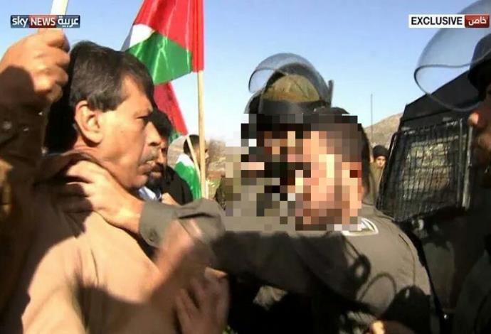 זעיד אבו-עין בעימות עם כוחות הביטחון (צילום:  Sky News)