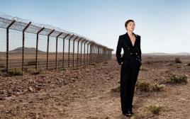 מגי ג'ילנהול ב"אישה מכובדת" (צילום: הוט)