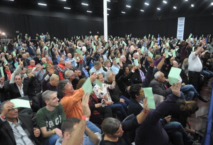 צירי מפלגת העבודה מצביעים בעד האיחוד עם התנועה (צילום:  אבשלום ששוני)