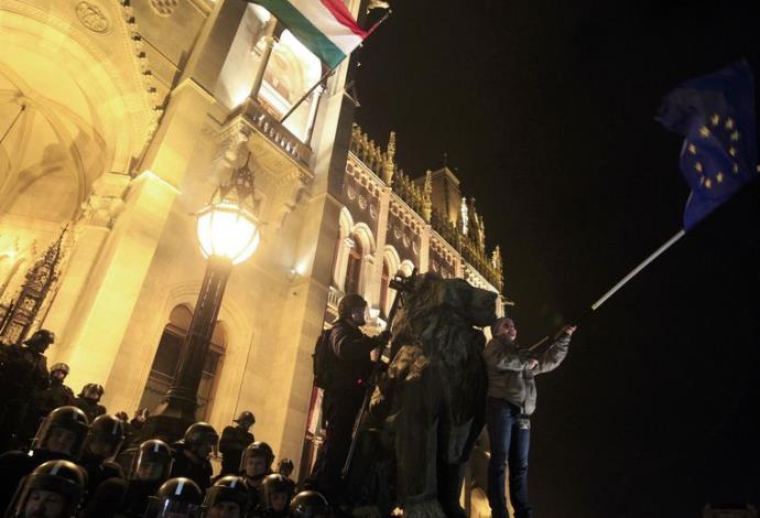 מפגין מול הפרלמנט ההונגרי (צילום:  רויטרס)