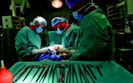 רופאים בחדר ניתוח (צילום: רויטרס)