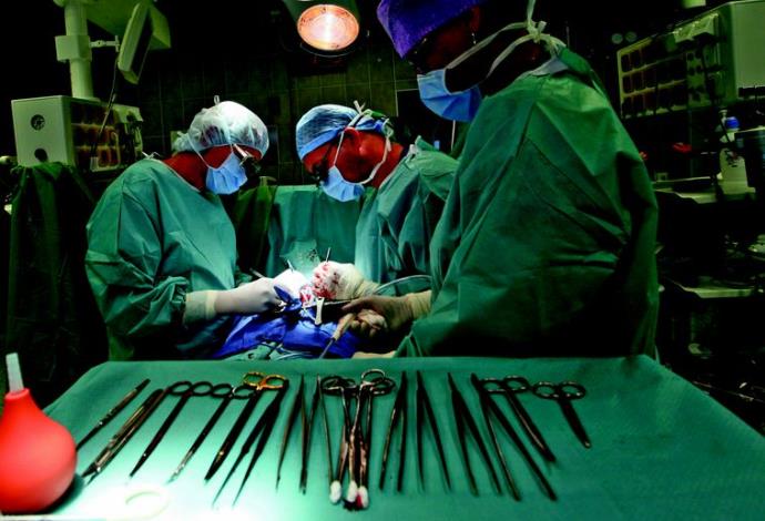 רופאים בחדר ניתוח (צילום:  רויטרס)