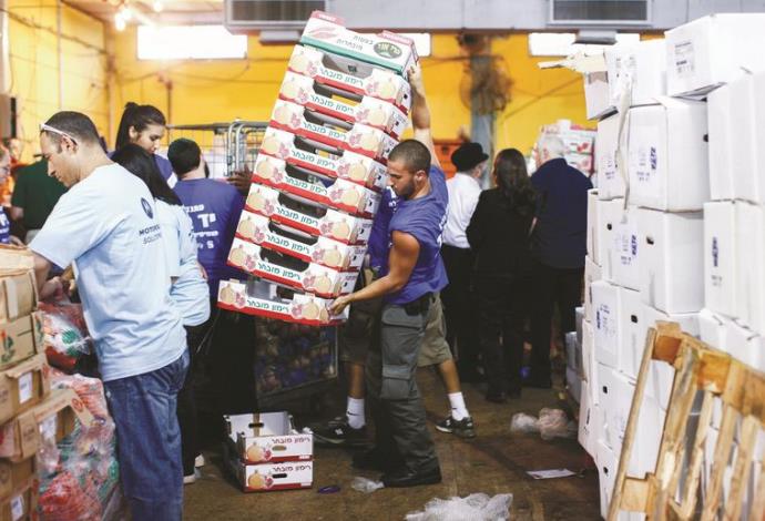 חלוקת מזון לנזקקים (צילום:  יונתן סינדל, פלאש 90)