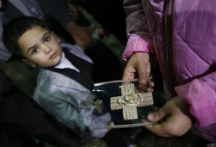 ילד עיראקי בכנסיה  (צילום:  רויטרס)