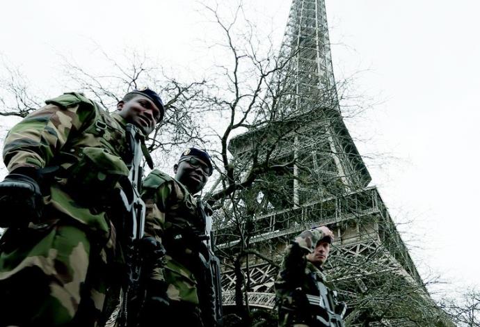 חיילים צרפתים ליד האייפל (צילום:  רויטרס)
