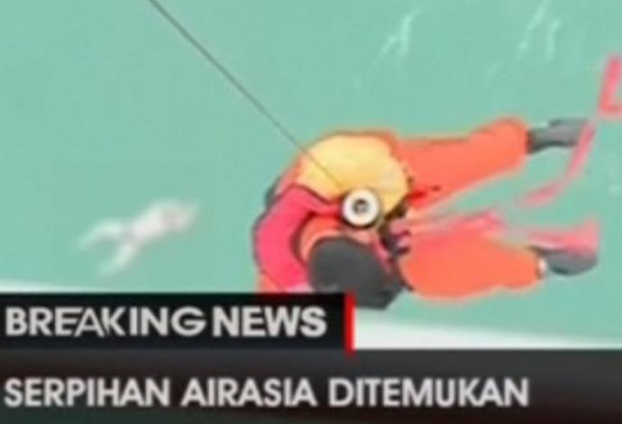 הריסות וגופות מהמטוס המלזי (צילום:  צילום מסך, הטלוויזיה האינדונזית)