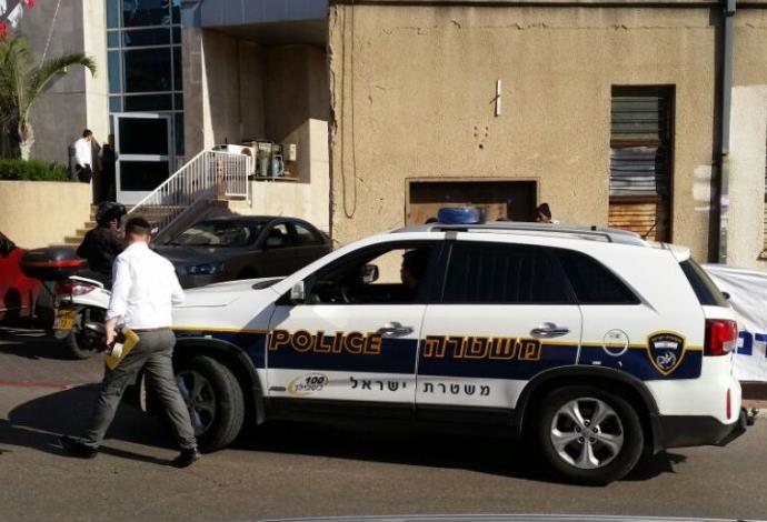 משטרה מגיעה לסניף ליכוד, בני ברק (צילום:  אבשלום ששוני)