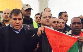 אחמד טיבי בהר הבית עם דגל פלסטין (צילום: לשכת חה"כ אחמד טיבי)