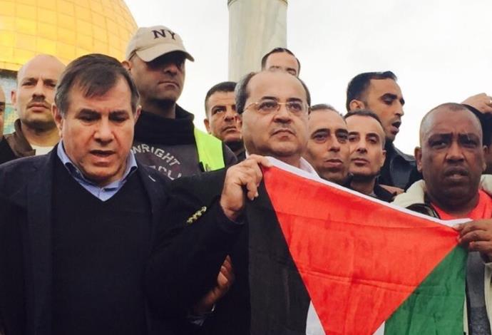 אחמד טיבי בהר הבית עם דגל פלסטין (צילום:  לשכת חה"כ אחמד טיבי)