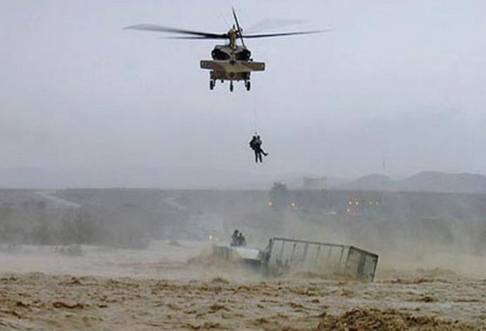 חילוץ בסערה (צילום:  דובר צה"ל)