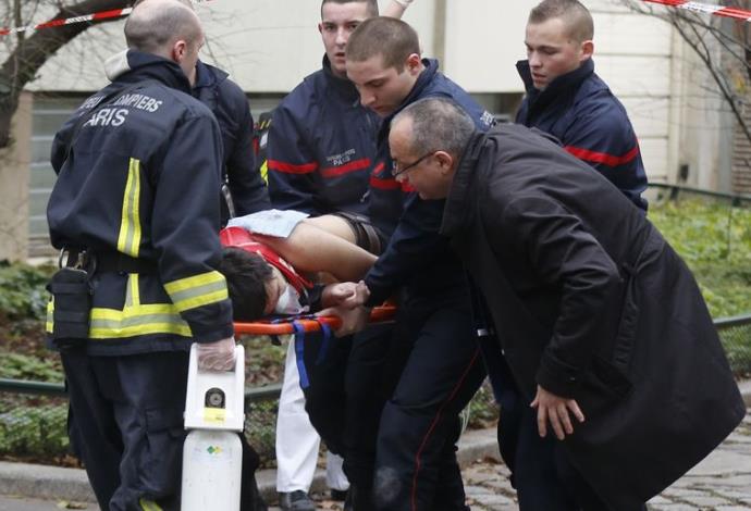 פצוע מפונה מזירת הפיגוע בפריז (צילום:  רויטרס)
