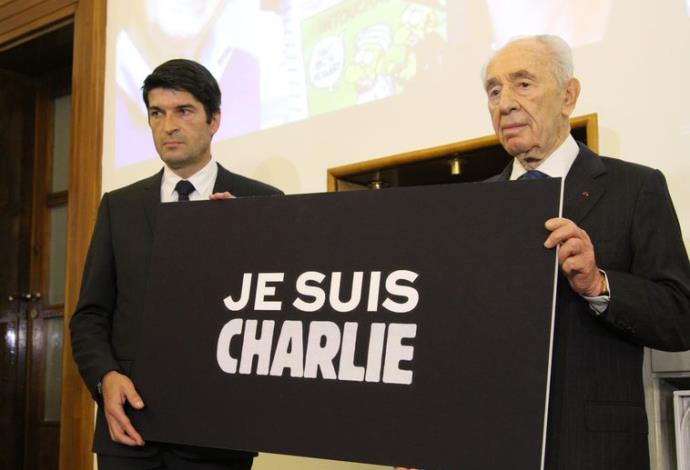 פרס ומיזונאב מחזיקים שלט " אני שארלי" (צילום:  שגרירות צרפת בישראל)