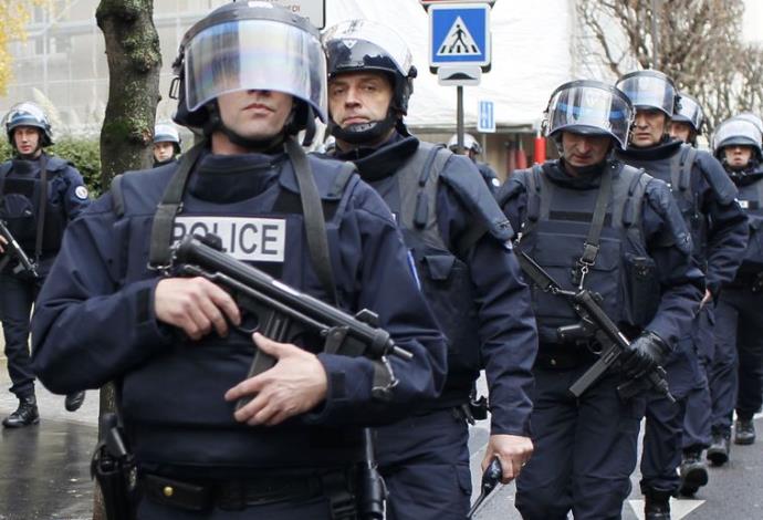 כוחות משטרה בפריז לאחר הפיגוע במרכול הכשר (צילום:  רויטרס)