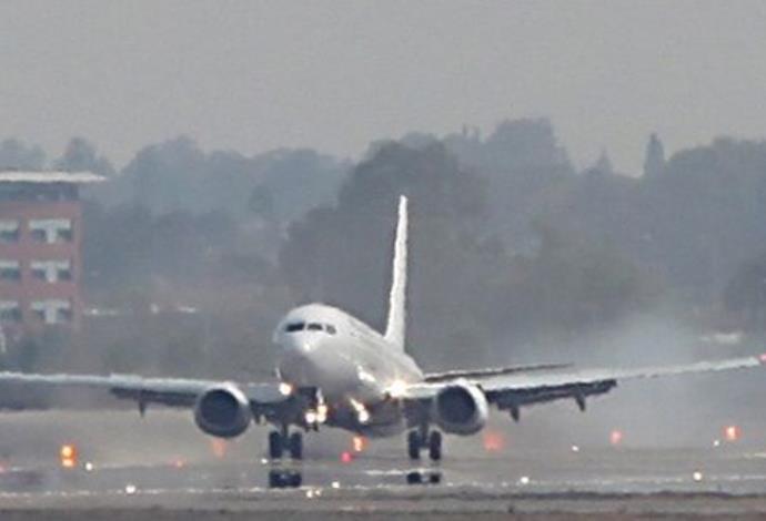 מטוס. המראה בנמל התעופה בן-גוריון (צילום:  פלאש 90)