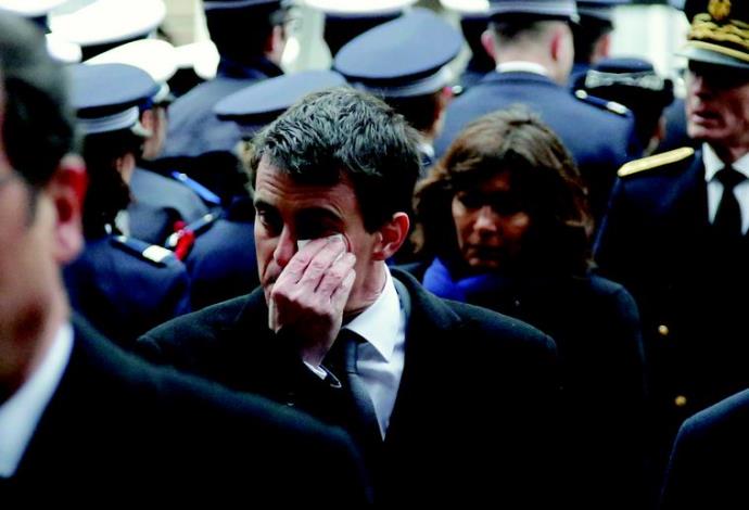 מנואל ולס, ראש ממשלת צרפת, בטקס לזכר השוטרים ההרוגים (צילום:  רויטרס)