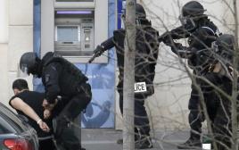 מעצר החמוש בסניף דואר ליד פריז (צילום: רויטרס)