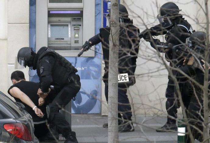 מעצר החמוש בסניף דואר ליד פריז (צילום:  רויטרס)