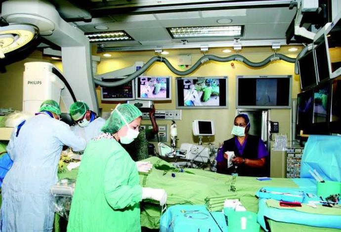 חדר הניתוח המיוחד בו התבצע ניתוח לב משולב צנתור (צילום:  יחידת הצילום, שיבא)