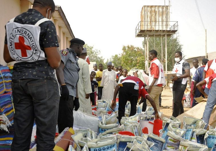 ארגון הצלב האדום מטפל בפצועים לאחר פיגוע של בוקו חראם בניגריה. סייע בתיווך העסקה. צילום: רויטרס