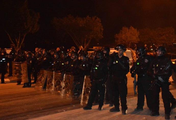 שוטרים נערכים במהומות ברהט (צילום:  חטיבת דובר המשטרה)