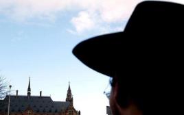 יהודי מביט על היכל השלום בהאג (צילום: רויטרס)