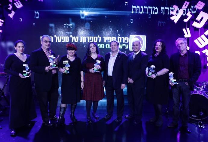 הזוכים בפרס ספיר, יחד עם עוזי דיין ואלי דדון (צילום:  אלדד רפאלי, יח"צ)