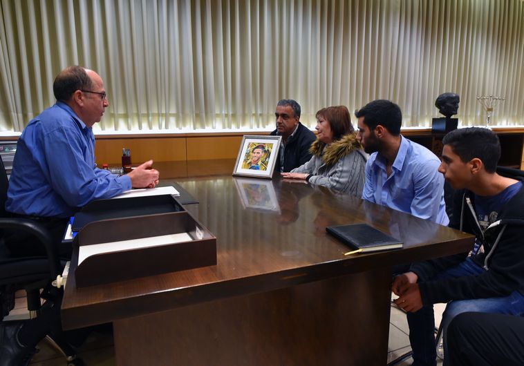 משפחת שאול בפגישה עם שר הביטחון דאז, משה יעלון. צילום: אריאל חרמוני, משרד הביטחון