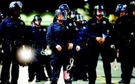 היד קלה על ההדק. שוטרים פרוסים בשטח במהלך הפגנה נגד אלימות משטרתית באוקלנד, קליפורניה (צילום: רויטרס)