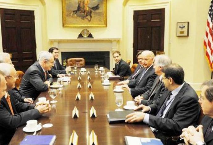 נתניהו בפגישה עם סגן נשיא ארה״ב, ג׳ו ביידן, בבית הלבן ב־ 2011 . בקצה השולחן משמאל: השגריר דרמר. הפעילו ״נוהל חניבעל״ נגד ממשל אובמה (צילום:  אבי אוחיון, לע"מ)
