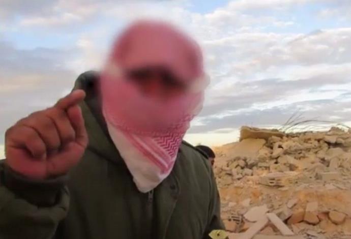 טרוריסט בסיני המקושר לדאעש בסרטון (צילום:  צילום מסך)