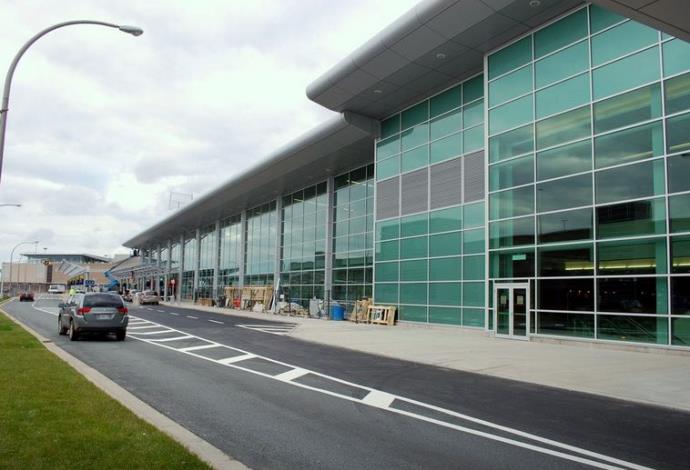 שדה התעופה בהאליפקס, קנדה (צילום:  Kinou at en.wikipedia)