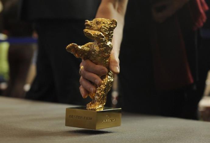 פרס "דב הזהב" לסרט האיראני (צילום:  רויטרס)