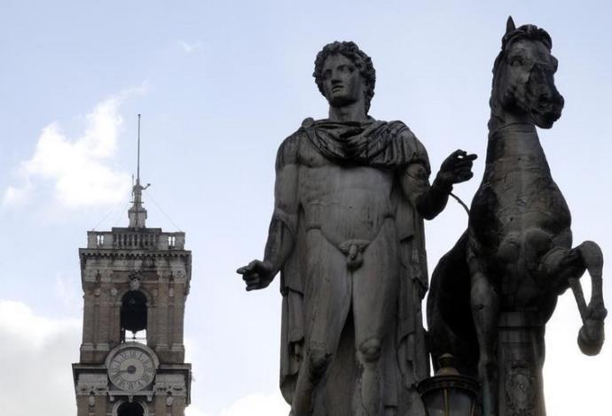 פסל בעיריית רומא (צילום:  רויטרס)