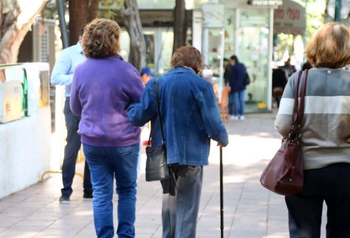 קשישים הולכים ברחוב (צילום:  אלוני מור)