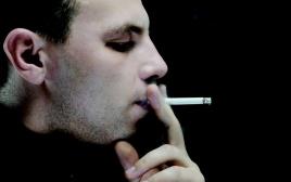 איש מעשן סיגריהאינג (צילום: אינגאימג)