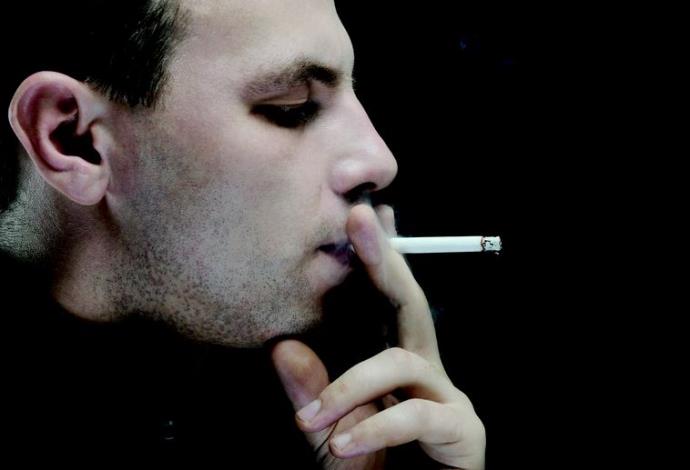 איש מעשן סיגריה (צילום:  אינגאימג)