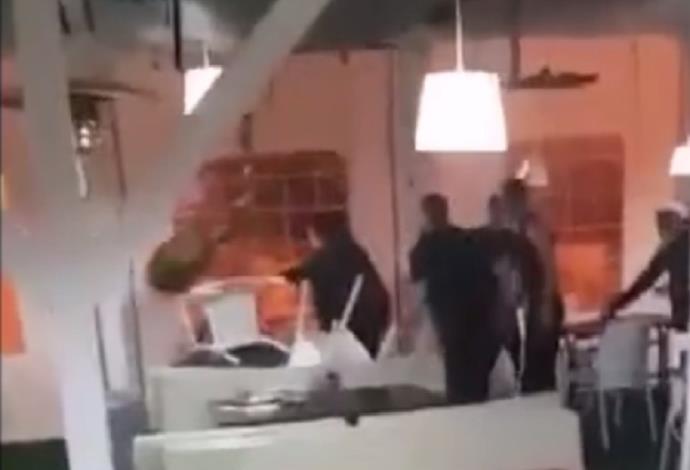 הישראלי המכוער במסעדה באשדוד (צילום:  צילום מסך)