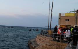 התהפכות סירה מול נמל יפו  (צילום: דוברות המשטרה)