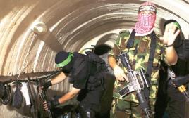 לוחמי חמאס במנהרה (צילום: רויטרס)
