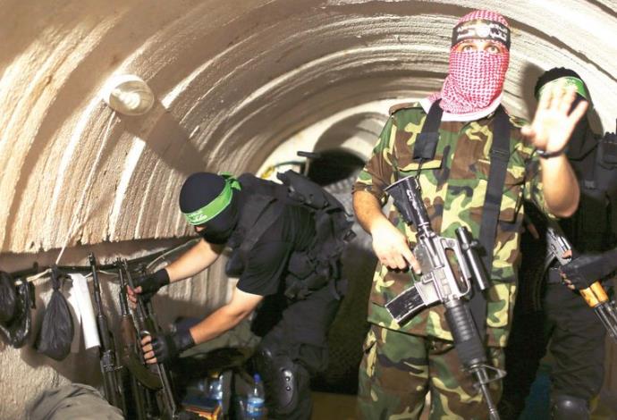 לוחמי חמאס במנהרה (צילום:  רויטרס)
