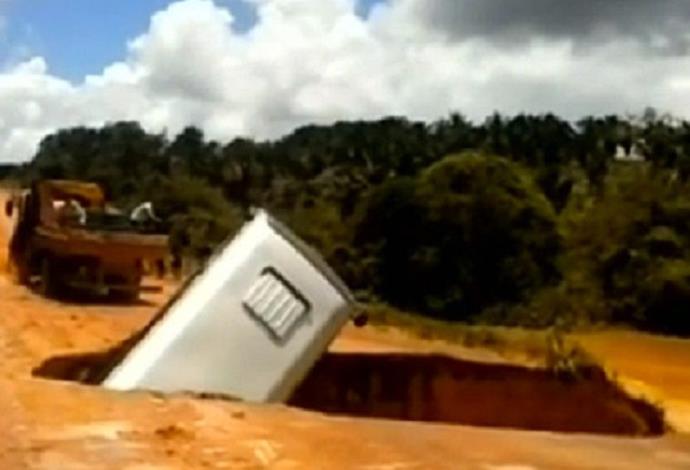 אוטובוס נפל לבולען בברזיל (צילום:  צילום מסך)
