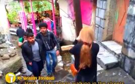 אישה מסירה את החיג'אב באיראן (צילום: צילום מסך)