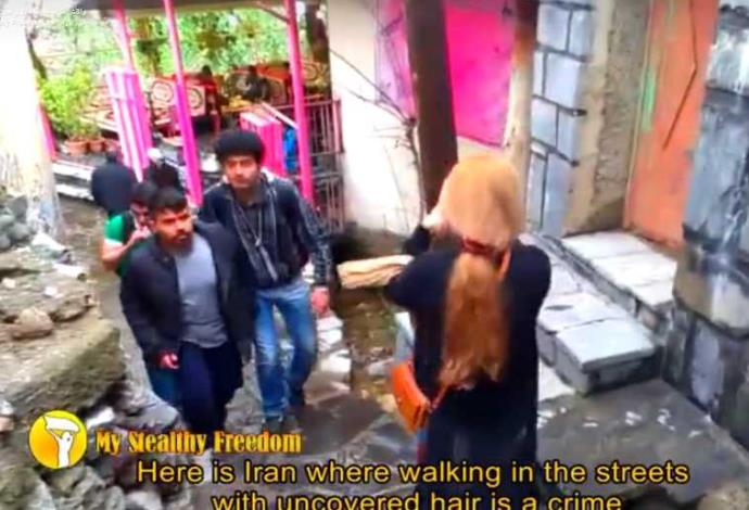 אישה מסירה את החיג'אב באיראן (צילום:  צילום מסך)