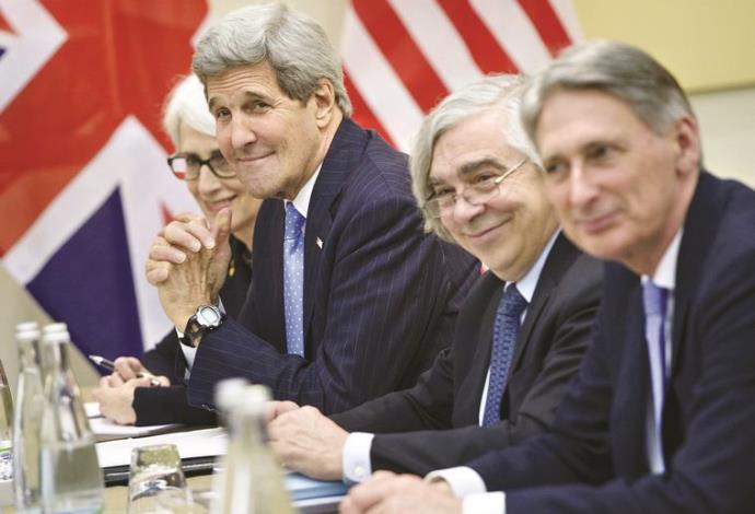 קרי והנציגים האמריקאים בשיחות בלוזאן (צילום:  רויטרס)