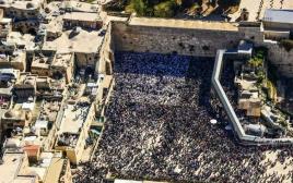 אלפים בברכת הכהנים בכותל המערבי (צילום: חטיבת דובר המשטרה)