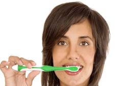 אשה מצחצת שיניים  (צילום: אינגאימג)