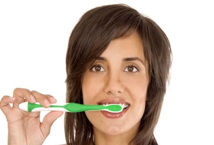 אשה מצחצת שיניים  (צילום:  אינגאימג)