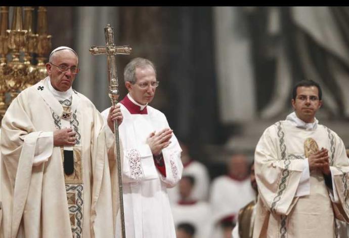 האפיפיור (משמאל) במהלך הטקס (צילום:  רויטרס)